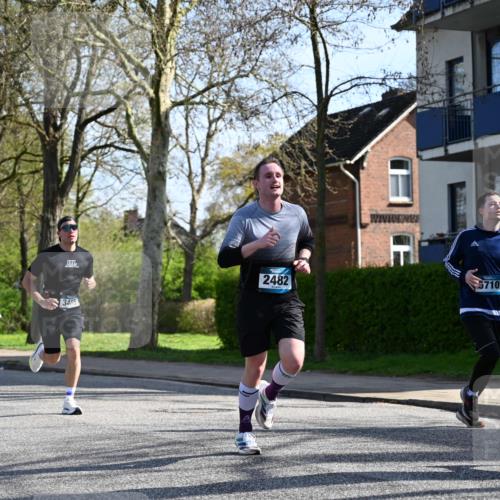 12.04.2026 - 45. Internationalen Wilhelmsburger Insellauf J. Mangold http://msf.ph/oto/9458036 12.04.2026 10:34:45 Ziel 3485, 3133, 4807, 3385, 2402, 2917, 2459, 2488, 2482, 4108, 3324, 5492, 5036, 5048, 2423, 2814, 4000, 5551, 4109, 2497, 2583, 3759, 4127, 5523 meine-sportfotos.de