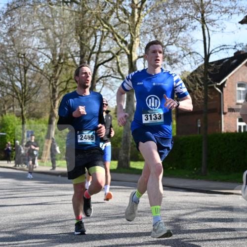 12.04.2026 - 45. Internationalen Wilhelmsburger Insellauf J. Mangold http://msf.ph/oto/9458053 12.04.2026 10:34:47 Ziel 3485, 3133, 4807, 3385, 2402, 2917, 2459, 2488, 2482, 4108, 3324, 5492, 5036, 5048, 2423, 2814, 4000, 5551, 4109, 2497, 2583, 3759, 4127, 5523, 4884 meine-sportfotos.de