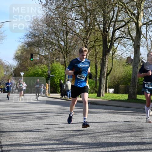 12.04.2026 - 45. Internationalen Wilhelmsburger Insellauf J. Mangold http://msf.ph/oto/9458088 12.04.2026 10:35:00 Ziel 3324, 5492, 5036, 5048, 2423, 2814, 4000, 5551, 4109, 2497, 2583, 2583, 3759, 4127, 5523, 4884, 5603 meine-sportfotos.de