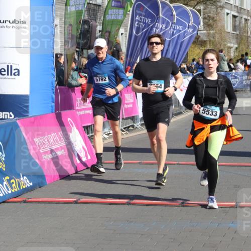 12.04.2026 - 45. Internationalen Wilhelmsburger Insellauf Strokosch-Dieckow http://msf.ph/oto/9458116 12.04.2026 11:04:41 Ziel 5533, 2664, 5792, 4059, 4489 meine-sportfotos.de