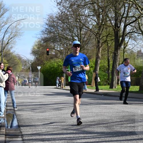 12.04.2026 - 45. Internationalen Wilhelmsburger Insellauf J. Mangold http://msf.ph/oto/9458148 12.04.2026 10:35:11 Ziel 2423, 2814, 4000, 5551, 4109, 2497, 2583, 3759, 4127, 5523, 4884, 4884, 5603, 4521, 5731, 5950, 5042, 4050, 5589 meine-sportfotos.de