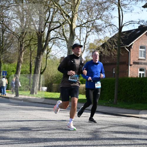 12.04.2026 - 45. Internationalen Wilhelmsburger Insellauf J. Mangold http://msf.ph/oto/9458217 12.04.2026 10:35:37 Ziel 5603, 4521, 5731, 5950, 5042, 4050, 5589, 3084, 3516, 3221, 2192, 3731, 4118, 4190, 4439 meine-sportfotos.de