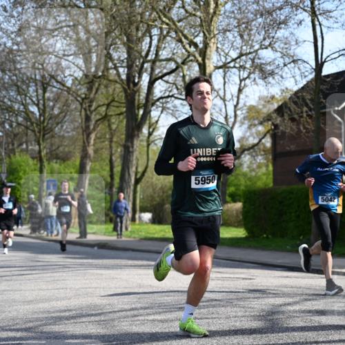 12.04.2026 - 45. Internationalen Wilhelmsburger Insellauf J. Mangold http://msf.ph/oto/9458281 12.04.2026 10:35:44 Ziel 5603, 4521, 5731, 5950, 5042, 4050, 5589, 3084, 3516, 3221, 2192, 3731, 4118, 4190, 4439, 4439, 4172, 4030, 5291 meine-sportfotos.de