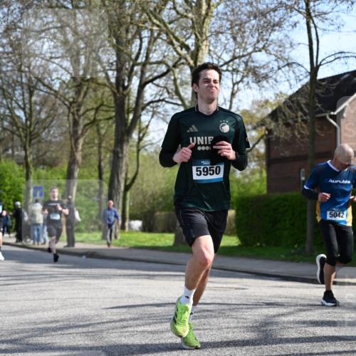 12.04.2026 - 45. Internationalen Wilhelmsburger Insellauf J. Mangold http://msf.ph/oto/9458284 12.04.2026 10:35:44 Ziel 5603, 4521, 5731, 5950, 5042, 4050, 5589, 3084, 3516, 3221, 2192, 3731, 4118, 4190, 4439, 4439, 4172, 4030, 5291 meine-sportfotos.de