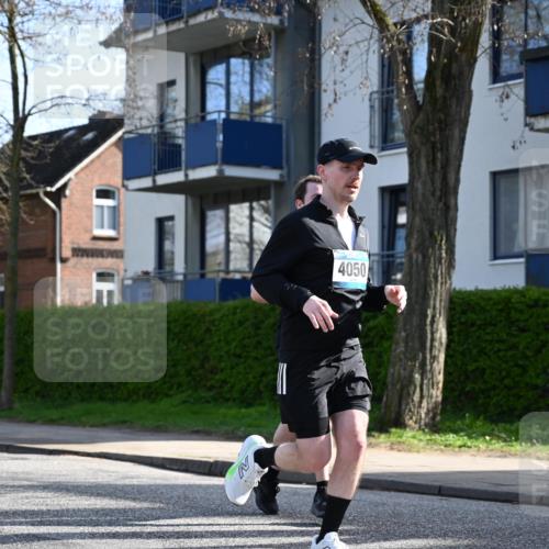 12.04.2026 - 45. Internationalen Wilhelmsburger Insellauf J. Mangold http://msf.ph/oto/9458317 12.04.2026 10:35:49 Ziel 4521, 5731, 5950, 5042, 4050, 5589, 3084, 3516, 3221, 2192, 3731, 4118, 4190, 4439, 4172, 4030, 5291, 2446 meine-sportfotos.de