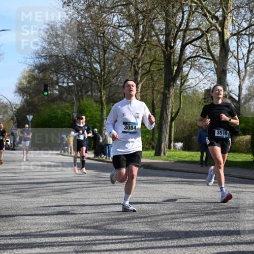 12.04.2026 - 45. Internationalen Wilhelmsburger Insellauf J. Mangold http://msf.ph/oto/9458331 12.04.2026 10:35:52 Ziel 5950, 5042, 4050, 5589, 3084, 3516, 3221, 2192, 3731, 4118, 4190, 4439, 4172, 4030, 5291, 5291, 2446, 2090 meine-sportfotos.de