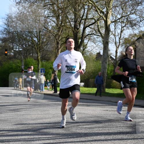 12.04.2026 - 45. Internationalen Wilhelmsburger Insellauf J. Mangold http://msf.ph/oto/9458338 12.04.2026 10:35:52 Ziel 5950, 5042, 4050, 5589, 3084, 3516, 3221, 2192, 3731, 4118, 4190, 4439, 4172, 4030, 5291, 5291, 2446, 2090 meine-sportfotos.de