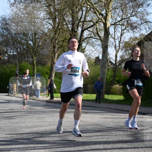 12.04.2026 - 45. Internationalen Wilhelmsburger Insellauf J. Mangold http://msf.ph/oto/9458340 12.04.2026 10:35:52 Ziel 5950, 5042, 4050, 5589, 3084, 3516, 3221, 2192, 3731, 4118, 4190, 4439, 4172, 4030, 5291, 5291, 2446, 2090 meine-sportfotos.de