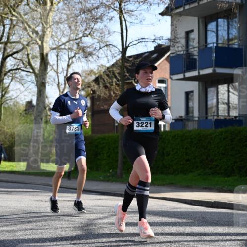 12.04.2026 - 45. Internationalen Wilhelmsburger Insellauf J. Mangold http://msf.ph/oto/9458367 12.04.2026 10:35:56 Ziel 5042, 4050, 5589, 3084, 3516, 3221, 2192, 3731, 4118, 4190, 4439, 4439, 4172, 4030, 5291, 2446, 2090, 5691 meine-sportfotos.de