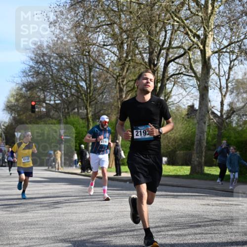 12.04.2026 - 45. Internationalen Wilhelmsburger Insellauf J. Mangold http://msf.ph/oto/9458397 12.04.2026 10:35:59 Ziel 5589, 3084, 3516, 3221, 2192, 3731, 4118, 4190, 4439, 4172, 4030, 5291, 2446, 2446, 2090, 5691, 3796, 2582 meine-sportfotos.de