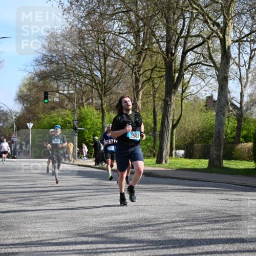 12.04.2026 - 45. Internationalen Wilhelmsburger Insellauf J. Mangold http://msf.ph/oto/9458540 12.04.2026 10:36:35 Ziel 2446, 2090, 5691, 3796, 2582, 3629, 3894, 4544, 3230, 4978, 5567, 2375, 2444, 3670, 2451, 2106, 4467, 4482 meine-sportfotos.de