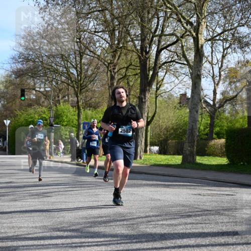 12.04.2026 - 45. Internationalen Wilhelmsburger Insellauf J. Mangold http://msf.ph/oto/9458547 12.04.2026 10:36:35 Ziel 2446, 2090, 5691, 3796, 2582, 3629, 3894, 4544, 3230, 4978, 5567, 2375, 2444, 3670, 2451, 2106, 4467, 4482 meine-sportfotos.de