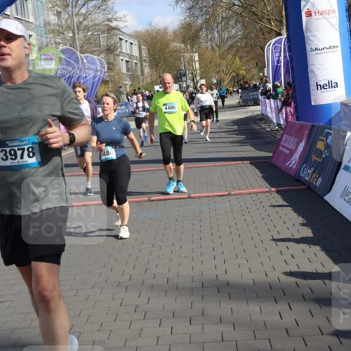 12.04.2026 - 45. Internationalen Wilhelmsburger Insellauf Strokosch-Dieckow http://msf.ph/oto/9458617 12.04.2026 11:05:06 Ziel 4484, 4486, 3678, 2204, 5570, 3679 meine-sportfotos.de