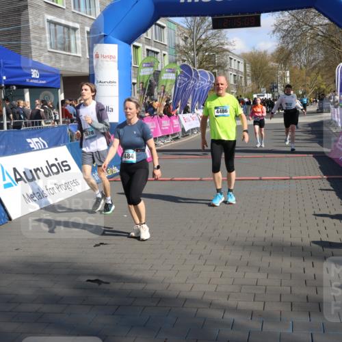 12.04.2026 - 45. Internationalen Wilhelmsburger Insellauf Strokosch-Dieckow http://msf.ph/oto/9458639 12.04.2026 11:05:07 Ziel 4484, 4486, 3678, 2204, 5570, 3679 meine-sportfotos.de
