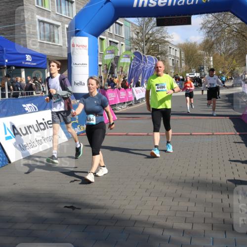 12.04.2026 - 45. Internationalen Wilhelmsburger Insellauf Strokosch-Dieckow http://msf.ph/oto/9458659 12.04.2026 11:05:07 Ziel 4484, 4486, 3678, 2204, 5570, 3679 meine-sportfotos.de