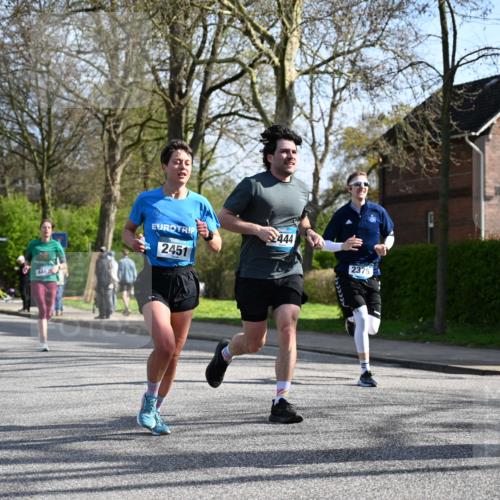 12.04.2026 - 45. Internationalen Wilhelmsburger Insellauf J. Mangold http://msf.ph/oto/9458670 12.04.2026 10:37:07 Ziel 5567, 2375, 2444, 3670, 2451, 2106, 4467, 4482, 4779, 3492, 5643, 5643, 3238, 2531, 5496, 5251, 3182, 2568, 2657 meine-sportfotos.de
