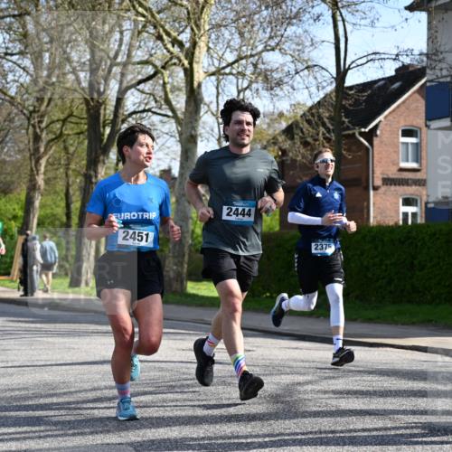 12.04.2026 - 45. Internationalen Wilhelmsburger Insellauf J. Mangold http://msf.ph/oto/9458673 12.04.2026 10:37:08 Ziel 5567, 2375, 2444, 3670, 2451, 2106, 4467, 4482, 4779, 3492, 5643, 3238, 2531, 5496, 5251, 3182, 2568, 2657, 4833, 5706 meine-sportfotos.de