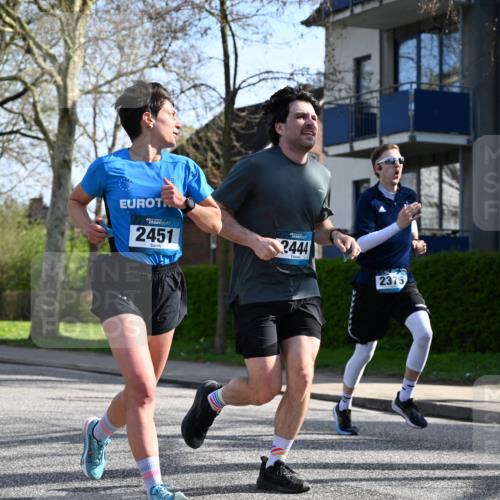 12.04.2026 - 45. Internationalen Wilhelmsburger Insellauf J. Mangold http://msf.ph/oto/9458682 12.04.2026 10:37:08 Ziel 5567, 2375, 2444, 3670, 2451, 2106, 4467, 4482, 4779, 3492, 5643, 3238, 2531, 5496, 5251, 3182, 2568, 2657, 4833, 5706 meine-sportfotos.de