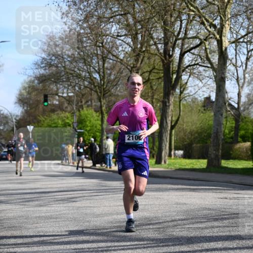 12.04.2026 - 45. Internationalen Wilhelmsburger Insellauf J. Mangold http://msf.ph/oto/9458718 12.04.2026 10:37:12 Ziel 2444, 3670, 2451, 2106, 4467, 4482, 4779, 3492, 5643, 3238, 2531, 5496, 5251, 5251, 3182, 2568, 2657, 4833, 5706 meine-sportfotos.de