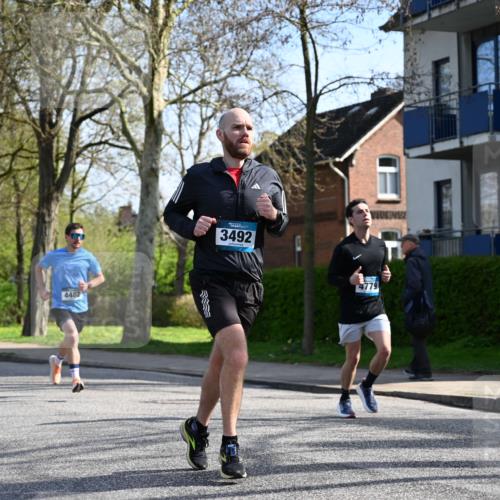 12.04.2026 - 45. Internationalen Wilhelmsburger Insellauf J. Mangold http://msf.ph/oto/9458740 12.04.2026 10:37:19 Ziel 2106, 4467, 4482, 4779, 3492, 5643, 3238, 2531, 5496, 5251, 3182, 2568, 2657, 4833, 5706, 2105, 4013, 3386 meine-sportfotos.de