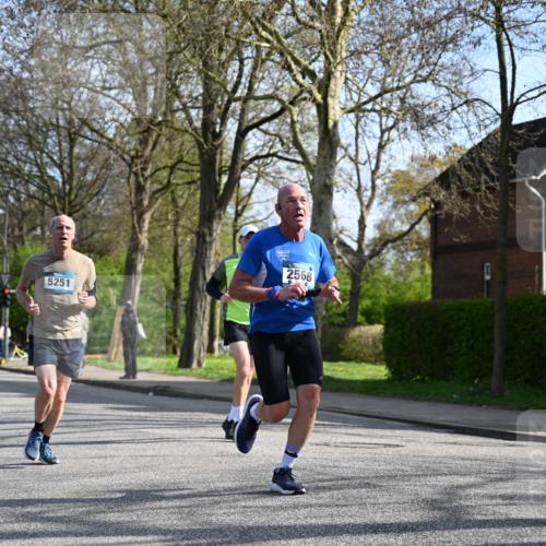 12.04.2026 - 45. Internationalen Wilhelmsburger Insellauf J. Mangold http://msf.ph/oto/9458810 12.04.2026 10:37:38 Ziel 2531, 5496, 5251, 3182, 2568, 2657, 4833, 5706, 2105, 2105, 4013, 3386, 5289, 2537, 2020, 5363, 5363, 2986, 5732, 3087, 4832, 2605 meine-sportfotos.de