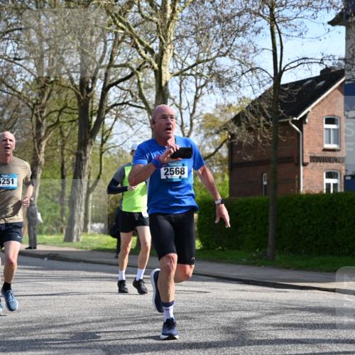 12.04.2026 - 45. Internationalen Wilhelmsburger Insellauf J. Mangold http://msf.ph/oto/9458817 12.04.2026 10:37:38 Ziel 2531, 5496, 5251, 3182, 2568, 2657, 4833, 5706, 2105, 2105, 4013, 3386, 5289, 2537, 2020, 5363, 5363, 2986, 5732, 3087, 4832, 2605 meine-sportfotos.de