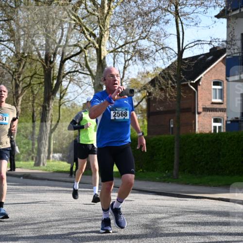12.04.2026 - 45. Internationalen Wilhelmsburger Insellauf J. Mangold http://msf.ph/oto/9458818 12.04.2026 10:37:38 Ziel 2531, 5496, 5251, 3182, 2568, 2657, 4833, 5706, 2105, 2105, 4013, 3386, 5289, 2537, 2020, 5363, 5363, 2986, 5732, 3087, 4832, 2605 meine-sportfotos.de