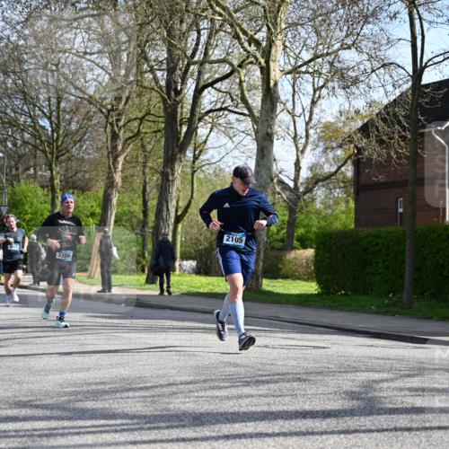 12.04.2026 - 45. Internationalen Wilhelmsburger Insellauf J. Mangold http://msf.ph/oto/9458826 12.04.2026 10:37:50 Ziel 3182, 2568, 2657, 4833, 5706, 2105, 4013, 3386, 5289, 2537, 2020, 5363, 5363, 2986, 5732, 3087, 4832, 2605, 2614, 4063, 3214 meine-sportfotos.de