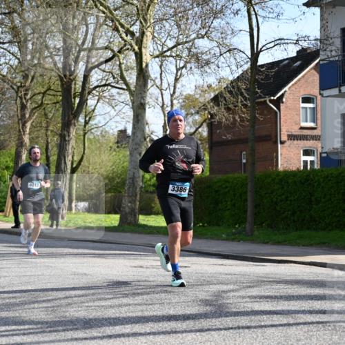 12.04.2026 - 45. Internationalen Wilhelmsburger Insellauf J. Mangold http://msf.ph/oto/9458852 12.04.2026 10:37:53 Ziel 2657, 4833, 5706, 2105, 4013, 3386, 5289, 2537, 2020, 5363, 2986, 5732, 3087, 4832, 2605, 2614, 4063, 3214, 2710 meine-sportfotos.de