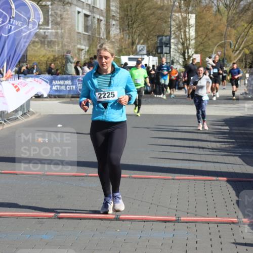 12.04.2026 - 45. Internationalen Wilhelmsburger Insellauf Strokosch-Dieckow http://msf.ph/oto/9458870 12.04.2026 11:05:21 Ziel 2225 meine-sportfotos.de