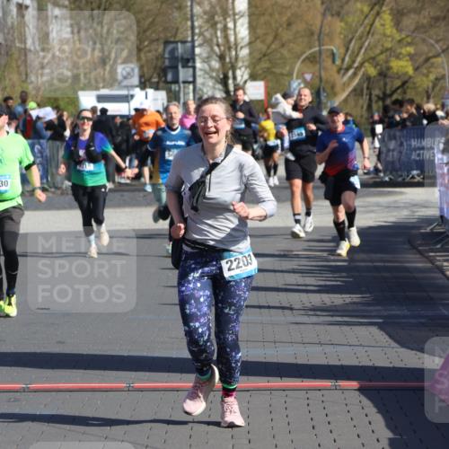 12.04.2026 - 45. Internationalen Wilhelmsburger Insellauf Strokosch-Dieckow http://msf.ph/oto/9458875 12.04.2026 11:05:26 Ziel 2203, 2415, 3130, 4286 meine-sportfotos.de