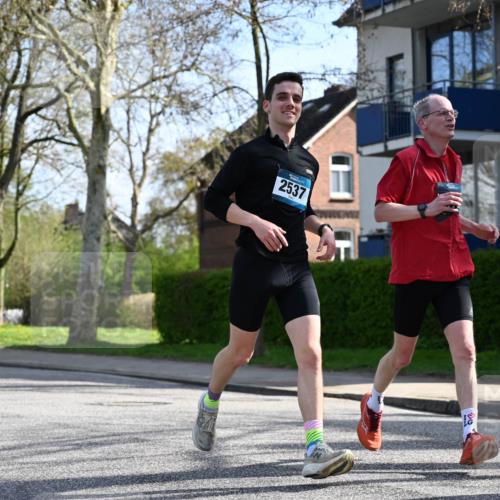 12.04.2026 - 45. Internationalen Wilhelmsburger Insellauf J. Mangold http://msf.ph/oto/9458892 12.04.2026 10:38:00 Ziel 2105, 4013, 3386, 5289, 2537, 2020, 5363, 2986, 5732, 3087, 4832, 2605, 2605, 2614, 4063, 3214, 2710, 4264 meine-sportfotos.de