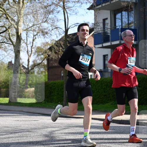 12.04.2026 - 45. Internationalen Wilhelmsburger Insellauf J. Mangold http://msf.ph/oto/9458893 12.04.2026 10:38:00 Ziel 2105, 4013, 3386, 5289, 2537, 2020, 5363, 2986, 5732, 3087, 4832, 2605, 2605, 2614, 4063, 3214, 2710, 4264 meine-sportfotos.de