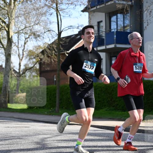12.04.2026 - 45. Internationalen Wilhelmsburger Insellauf J. Mangold http://msf.ph/oto/9458895 12.04.2026 10:38:00 Ziel 2105, 4013, 3386, 5289, 2537, 2020, 5363, 2986, 5732, 3087, 4832, 2605, 2605, 2614, 4063, 3214, 2710, 4264 meine-sportfotos.de