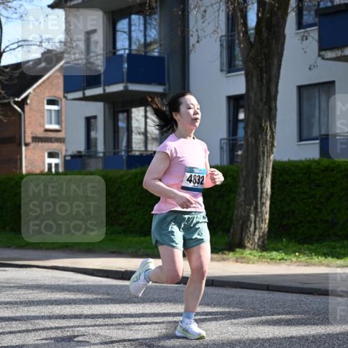 12.04.2026 - 45. Internationalen Wilhelmsburger Insellauf J. Mangold http://msf.ph/oto/9458969 12.04.2026 10:38:12 Ziel 5363, 2986, 5732, 3087, 4832, 2605, 2614, 4063, 3214, 2710, 4264, 3911, 5511, 4679 meine-sportfotos.de