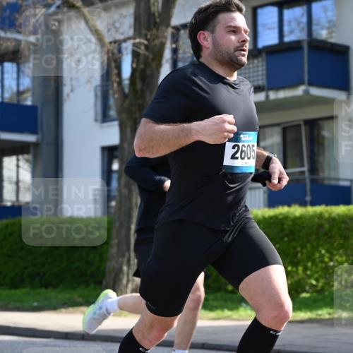 12.04.2026 - 45. Internationalen Wilhelmsburger Insellauf J. Mangold http://msf.ph/oto/9459000 12.04.2026 10:38:15 Ziel 5363, 2986, 5732, 3087, 4832, 2605, 2614, 4063, 3214, 2710, 2710, 4264, 3911, 5511, 4679, 2115 meine-sportfotos.de
