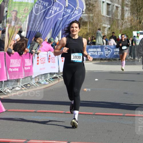 12.04.2026 - 45. Internationalen Wilhelmsburger Insellauf Strokosch-Dieckow http://msf.ph/oto/9459395 12.04.2026 11:06:04 Ziel 3920, 2267, 2268 meine-sportfotos.de