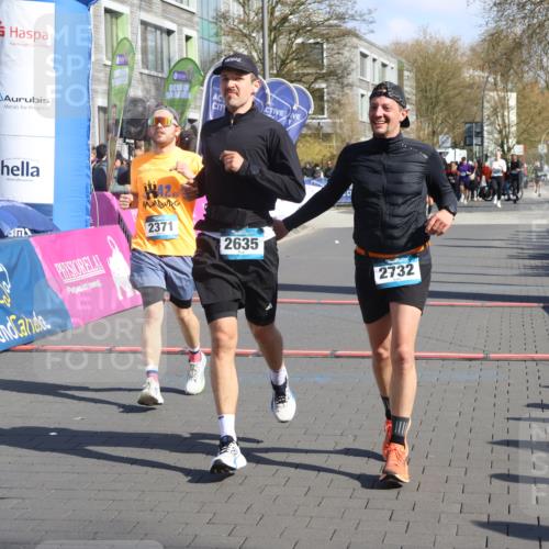 12.04.2026 - 45. Internationalen Wilhelmsburger Insellauf Strokosch-Dieckow http://msf.ph/oto/9459684 12.04.2026 10:49:41 Ziel 3427, 2635, 2732, 2371 meine-sportfotos.de