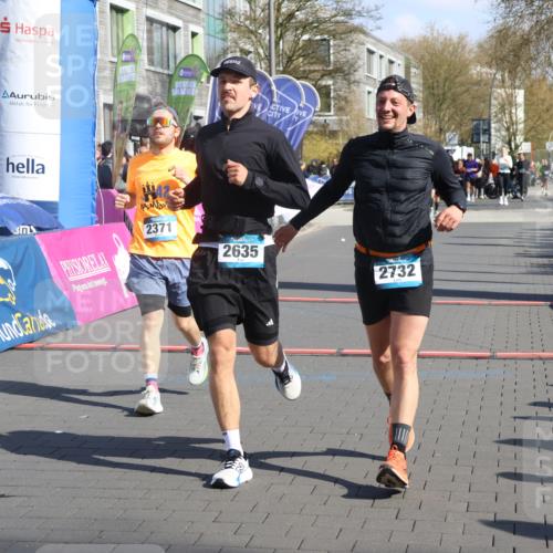 12.04.2026 - 45. Internationalen Wilhelmsburger Insellauf Strokosch-Dieckow http://msf.ph/oto/9459692 12.04.2026 10:49:41 Ziel 3427, 2635, 2732, 2371 meine-sportfotos.de