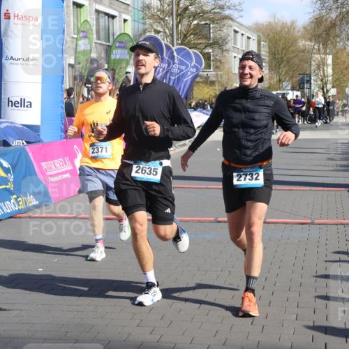 12.04.2026 - 45. Internationalen Wilhelmsburger Insellauf Strokosch-Dieckow http://msf.ph/oto/9459700 12.04.2026 10:49:41 Ziel 3427, 2635, 2732, 2371 meine-sportfotos.de