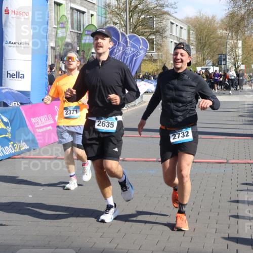 12.04.2026 - 45. Internationalen Wilhelmsburger Insellauf Strokosch-Dieckow http://msf.ph/oto/9459709 12.04.2026 10:49:41 Ziel 3427, 2635, 2732, 2371 meine-sportfotos.de