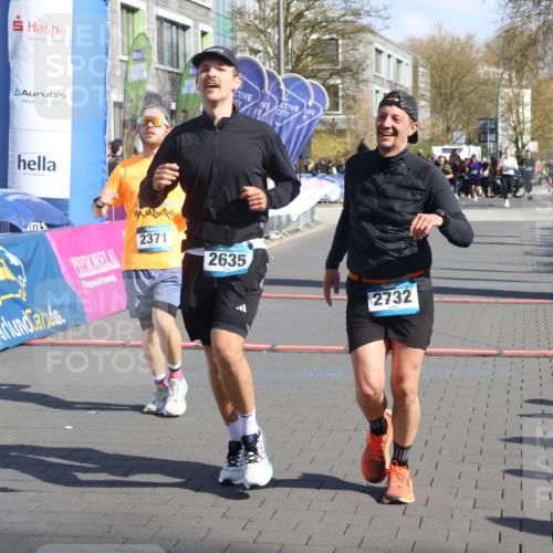 12.04.2026 - 45. Internationalen Wilhelmsburger Insellauf Strokosch-Dieckow http://msf.ph/oto/9459715 12.04.2026 10:49:41 Ziel 3427, 2635, 2732, 2371 meine-sportfotos.de