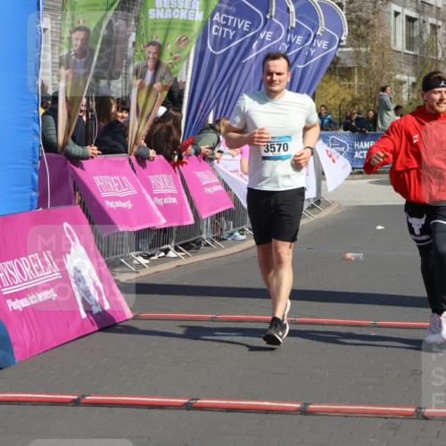 12.04.2026 - 45. Internationalen Wilhelmsburger Insellauf Strokosch-Dieckow http://msf.ph/oto/9459959 12.04.2026 11:07:00 Ziel 3570, 2862, 2863 meine-sportfotos.de
