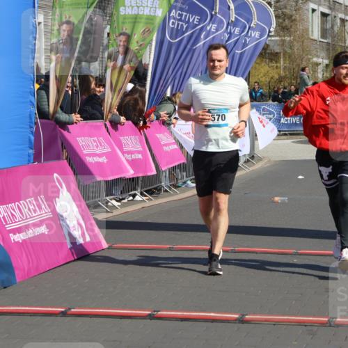 12.04.2026 - 45. Internationalen Wilhelmsburger Insellauf Strokosch-Dieckow http://msf.ph/oto/9459966 12.04.2026 11:07:00 Ziel 3570, 2862, 2863 meine-sportfotos.de