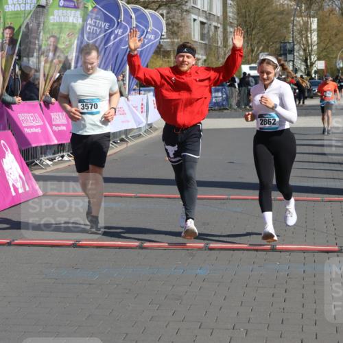 12.04.2026 - 45. Internationalen Wilhelmsburger Insellauf Strokosch-Dieckow http://msf.ph/oto/9459998 12.04.2026 11:07:01 Ziel 3570, 2862, 2863 meine-sportfotos.de