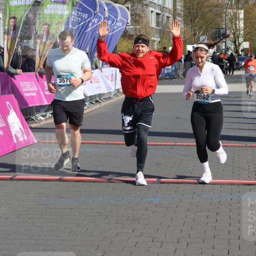 12.04.2026 - 45. Internationalen Wilhelmsburger Insellauf Strokosch-Dieckow http://msf.ph/oto/9460014 12.04.2026 11:07:01 Ziel 3570, 2862, 2863 meine-sportfotos.de