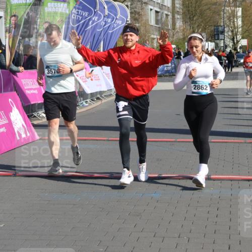 12.04.2026 - 45. Internationalen Wilhelmsburger Insellauf Strokosch-Dieckow http://msf.ph/oto/9460038 12.04.2026 11:07:01 Ziel 3570, 2862, 2863 meine-sportfotos.de
