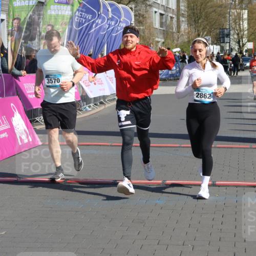 12.04.2026 - 45. Internationalen Wilhelmsburger Insellauf Strokosch-Dieckow http://msf.ph/oto/9460047 12.04.2026 11:07:02 Ziel 3570, 2862, 2863 meine-sportfotos.de