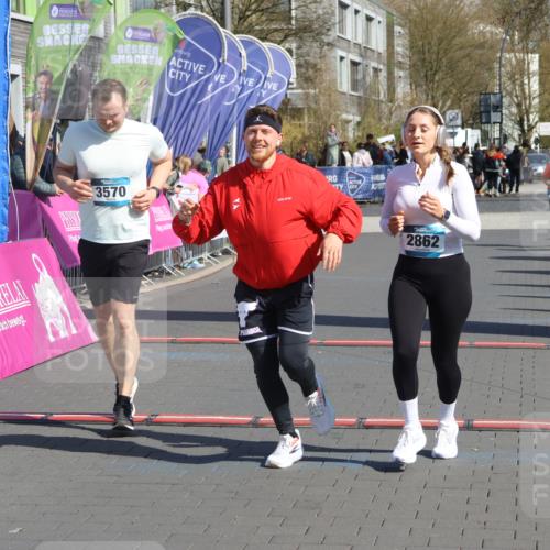12.04.2026 - 45. Internationalen Wilhelmsburger Insellauf Strokosch-Dieckow http://msf.ph/oto/9460071 12.04.2026 11:07:02 Ziel 3570, 2862, 2863 meine-sportfotos.de