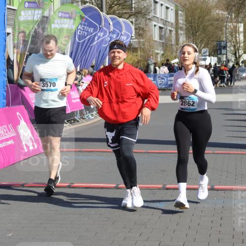 12.04.2026 - 45. Internationalen Wilhelmsburger Insellauf Strokosch-Dieckow http://msf.ph/oto/9460078 12.04.2026 11:07:02 Ziel 3570, 2862, 2863 meine-sportfotos.de